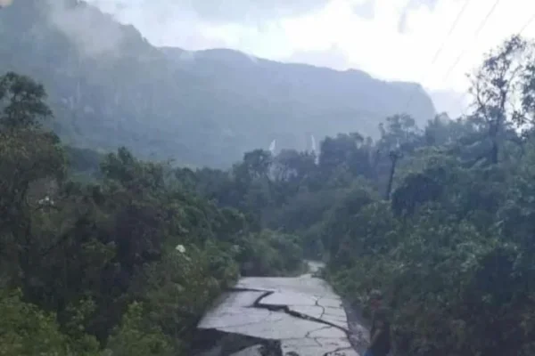 Tertutup Longsor, Jalan Poros Buludua-Pekkae Lumpuh Total