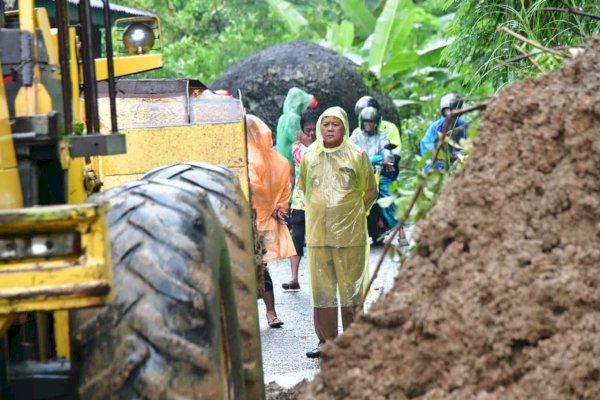 Bupati Soppeng Kaswadi Razak Tinjau Lokasi Terdampak Banjir dan Longsor