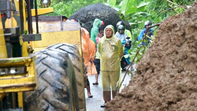 Bupati Soppeng Kaswadi Razak Tinjau Lokasi Terdampak Banjir dan Longsor.