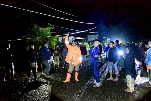 Kepedulian Tak Terhenti, Bupati Kaswadi Razak Kunjungi Lokasi Terdampak Bencana hingga Malam