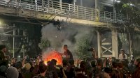 Demo &#8220;Indonesia Gelap&#8221; Diwarnai Kericuhan, Massa Lempar Botol hingga Kayu ke Polisi, Bantah Amankan Mahasiswa