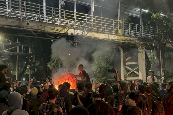 Demo “Indonesia Gelap” Diwarnai Kericuhan, Massa Lempar Botol hingga Kayu ke Polisi, Bantah Amankan Mahasiswa