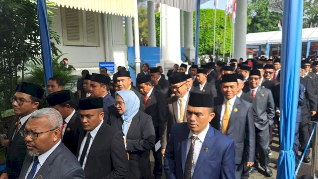 Ratusan Perwakilan DPRD Se-Indonesia Datangi Istana.