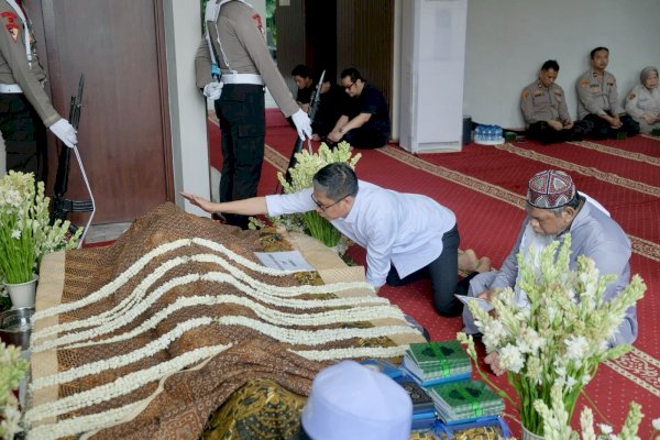 Wabup Soppeng Selles Kunjungi Rumah Duka dan Berbelasungkawa Berpulangnya Mantan Wakapolri