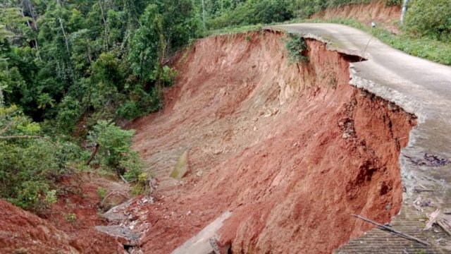 Jalan Poros Punranga yang longsor.