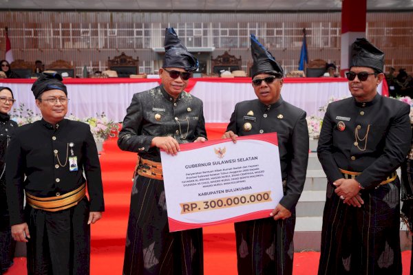 Bantuan Rumah Ibadah Hingga Vaksin PMK Jadi Kado Pj Gubernur Prof Fadjry Djufry untuk Masyarakat Bulukumba