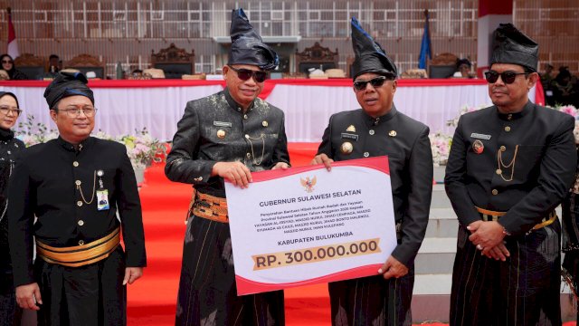 Penjabat Gubernur Sulsel Prof Fadjry Djufry, serahkan Bantuan untuk Pemkab Bulukumba.