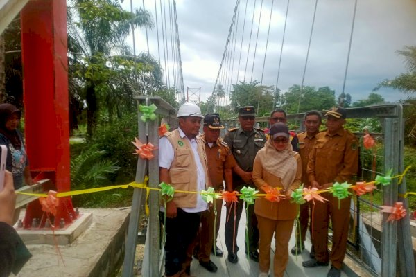 Jembatan Gantung Penghubung Antar Desa Pongo dan Bumi Harapan Luwu Utara Diresmikan, Bupati Indah: Semoga Bermanfaat