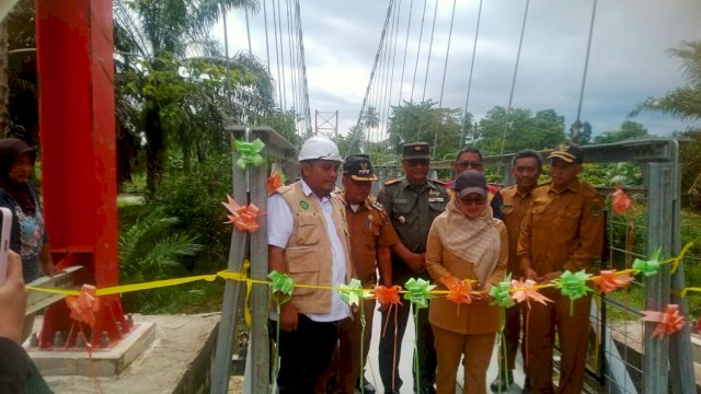 Jembatan Gantung Penghubung Antar Desa Pongo dan Bumi Harapan Luwu Utara Diresmikan.