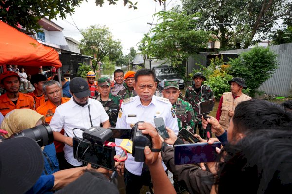 Batal Hadiri Peringatan HUT ke-65 Pangkep, Prof Fadjry Djufry Ucapkan Selamat dari Lokasi Banjir di Makassar
