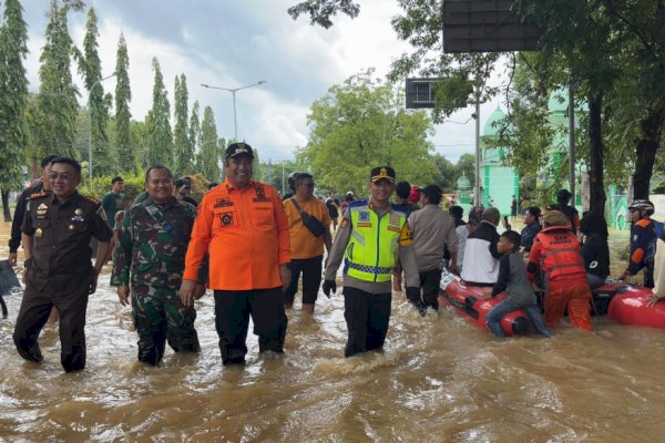 Bersama Forkopimda, Bupati Chaidir Syam Tinjau Lokasi Banjir di Maros