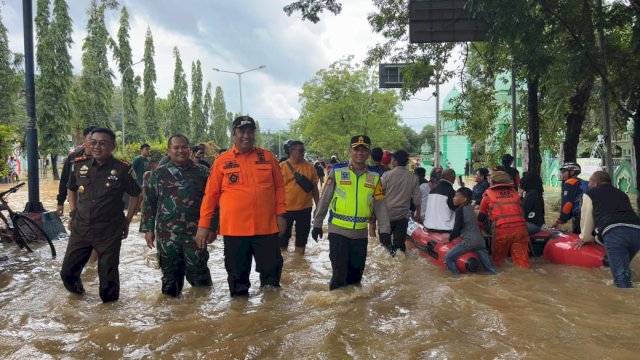 Bersama Forkopimda, Bupati Chaidir Syam Tinjau Lokasi Banjir di Maros.