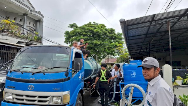 PDAM Makassar Salurkan Air Bersih ke Korban Terdampak Banjir.