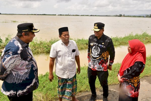 Kunjungi Korban Banjir di Maros, Prof Fadjry Djufry Siapkan Bantuan Benih untuk Petani Jika Terjadi Puso