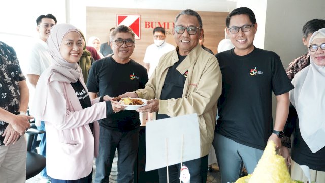 Direksi dan Manajemen Bumi Karsa melakukan pemotongan tumpeng dalam perayaan HUT ke-56 Bumi Karsa.