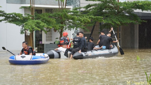 Aksi tim LAZ Hadji Kalla dan Kalla Rescue saat mengevakuasi warga terdampak Banjir di Kecamatan Manggala.