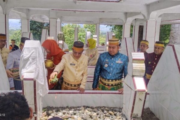 Sambut HUT Bone Ke-695, Sekda Fajaruddin Ziarah Makam Datu Bengo 