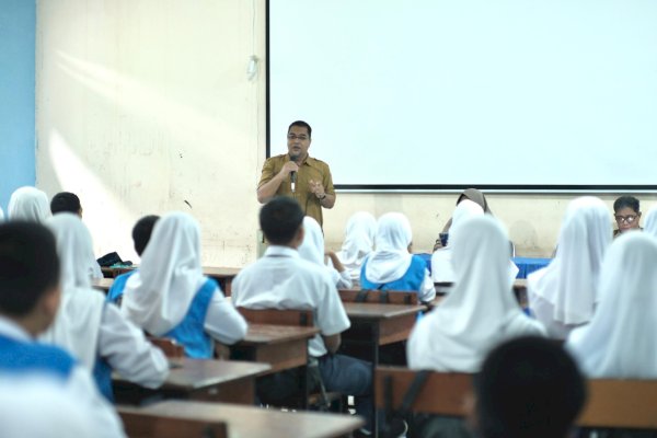 Kominfo Goes to School di SMP 10 Makassar: Edukasi Keamanan Digital untuk Generasi Muda