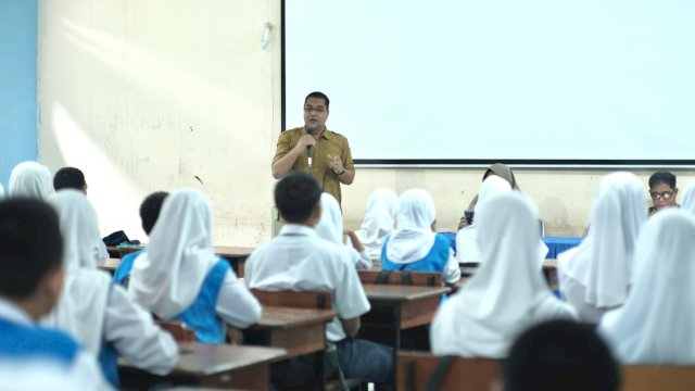 Kominfo Goes to School di SMP 10 Makassar: Edukasi Keamanan Digital untuk Generasi Muda.