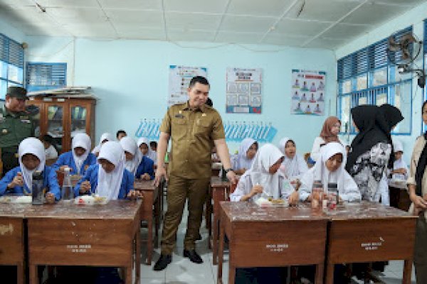 Sekda Takalar Hasbi Tinjau Pelaksanaan MBG: Pastikan Asupan Gizi yang Cukup bagi Para Siswa