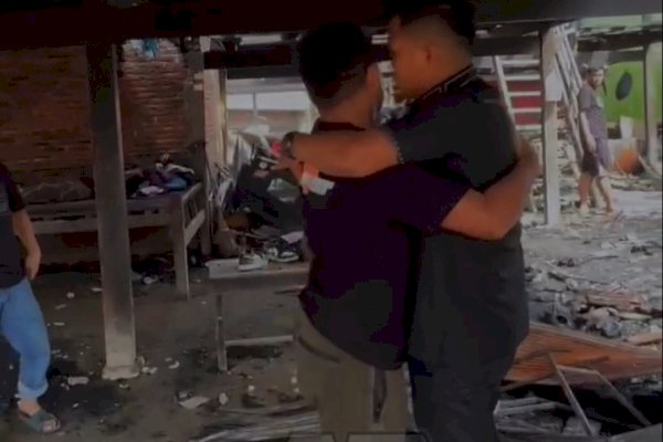 Tahu Rumah Mantan Anggota DPRD Sidrap Ludes Terbakar, Legislator NasDem Abd Rahman Langsung Turun Beri Suport dan Bantuan