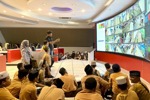 Siswa SMP Ar-Raafi Eksplorasi Dunia Digital di War Room Kota Makassar