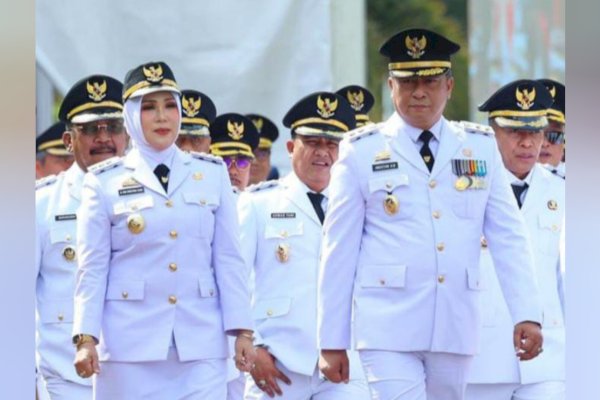 Dilantik Presiden Prabowo, Bupati dan wakil Bupati Barru Andi Ina-Abustan Kenakan PDU dari Penjahit Lokal