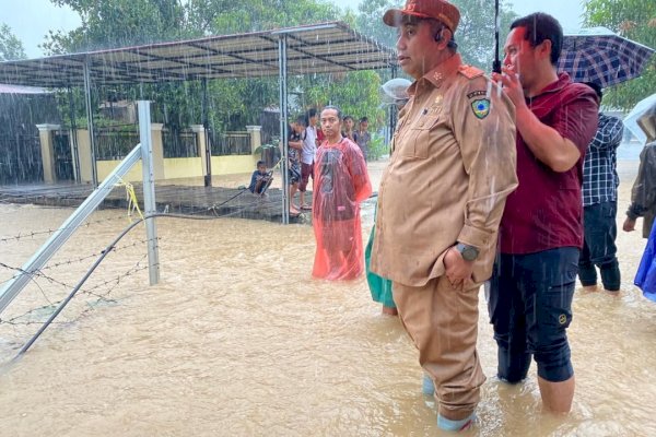 Bupati Maros Chaidir Syam Susuri Titik Banjir, Siapkan Pos Siaga