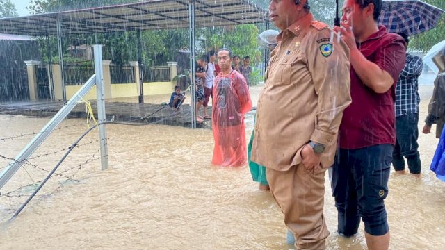 Bupati Maros Chaidir Syam Susuri Titik Banjir.