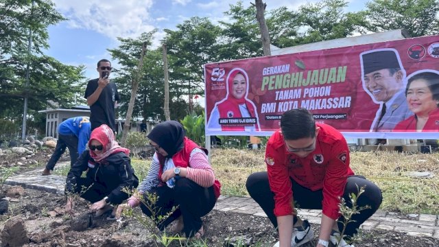 Ketua BMI Makassar, Andi Tenri Uji Idris (tengah).