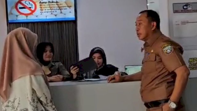 Kadis Asykur Abu Bakar Pantau Langsung Pelayanan Dinsos di MPP Pangkep .