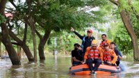 Pastikan Kesehatan dan Kebutuhan, Danny Turun Langsung Temui Korban Banjir di Manggala