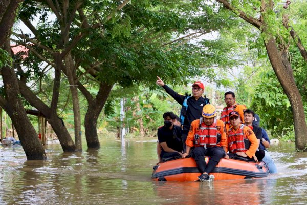 Pastikan Kesehatan dan Kebutuhan, Danny Turun Langsung Temui Korban Banjir di Manggala