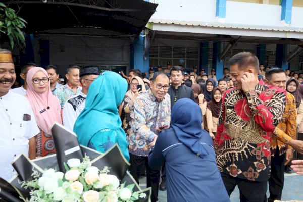 Danny Pomanto Dampingi Pj Gubernur Tinjau  MBG dan PKG di Empat Sekolah