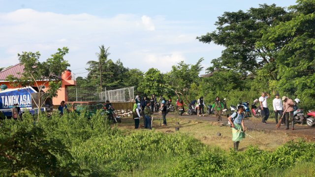 Dinas Lingkungan Hidup Makassar Bersama Provinsi Gelar Aksi Bersih-Bersih di TPS 3R dan Bank Sampah Untia.