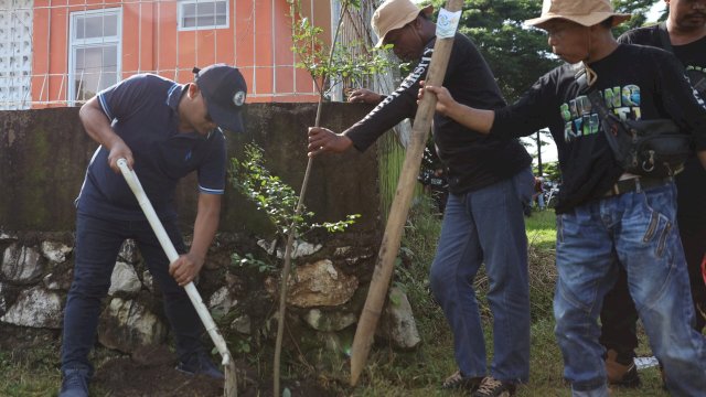 DLH Makassar Gelar Penanaman Pohon Dalam Peringatan HPSN 2025.