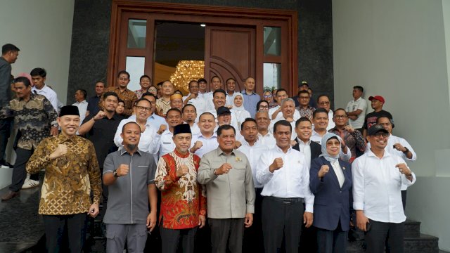 Mentan Amran Jamu Makan Siang 23 Kepala Daerah Terpilih Sulsel.