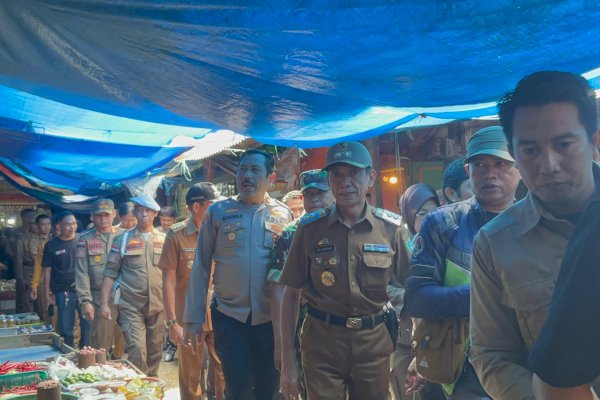 Pastikan Ketersediaan Bahan Pokok Jelang Ramadan, Wabup Pangkep Rahman Assagaf Sidak Pasar