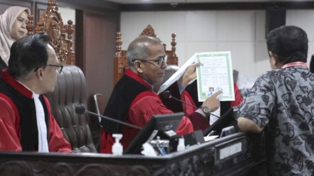 Ketua sidang Panel 2 Saldi Isra didampingi Hakim Konstitusi menunjukkan pembuktian kepada Kuasa Hukum para pihak dalam sidang Perkara Nomor 168/PHPU.WAKO-XXIII/2025 Perselisihan Hasil Pemilihan Umum Walikota Kota Palopo Tahun 2024.