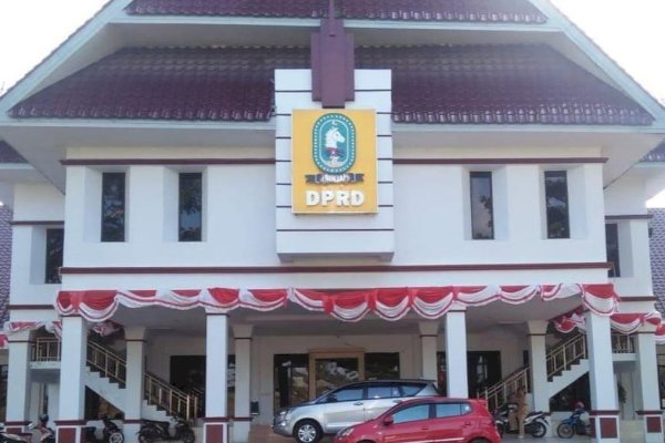 Rumput Liar Dipangkas, Halaman Kantor Terlihat Bersih, Sekwan Lukman: Kita Ingin Suasana di DPRD Sinjai Nyaman