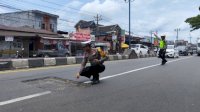 Jalan Trans Sulawesi Banyak yang Rusak, Polres Maros ke Pengendara: Hati-hati