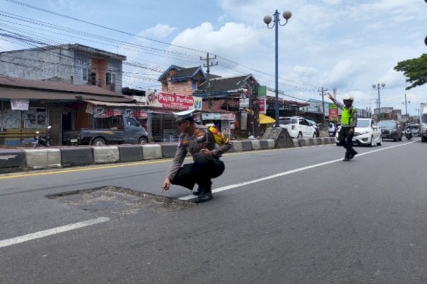 Jalan Trans Sulawesi Banyak yang Rusak, Polres Maros ke Pengendara: Hati-hati