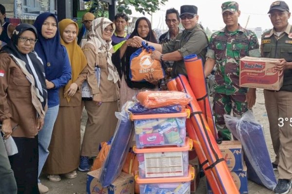 Kepala BPBD Rommy Manule Pimpin Penyerahan Bantuan ke Korban Bencana Abrasi Pantai di Pinrang