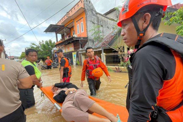 Ratusan Warga Terdampak Banjir Makassar dan Maros di Evakuasi