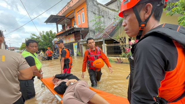 Warga Terdampak Banjir di Evakuasi.