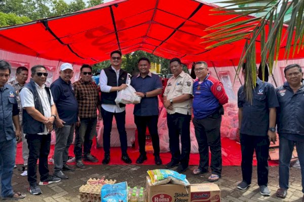 Patut Ditiru, Teguh Iswara Serahkan 1.000 Paket Sembako untuk Korban Banjir Maros