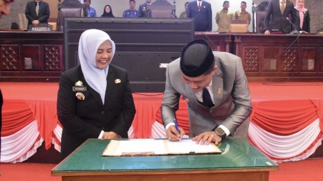 Bupati Sinjai, Ratnawati Arif Bersama Ketua DPRD Sinjai.