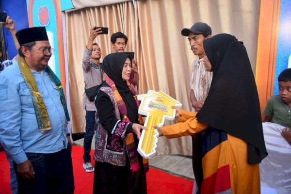 Bupati Sinjai Ratnawati Arif Serahkan Program CSR Tempat Tinggal Layak bagi Warga Kurang Mampu