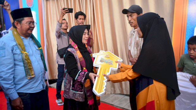 Bupati Sinjai Ratnawati Arif Serahkan Program CSR Tempat Tinggal Layak bagi Warga Kurang Mampu.