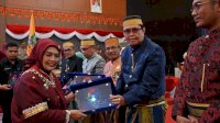 Bupati Sinjai Ratnawati Serahkan Plakat Kandidat Sekolah Rujukan Google